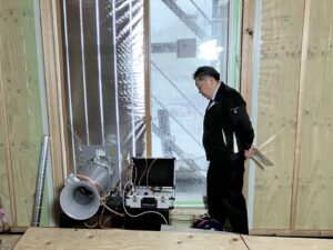新築住宅の建設現場で行われている気密測定（C値測定）の様子