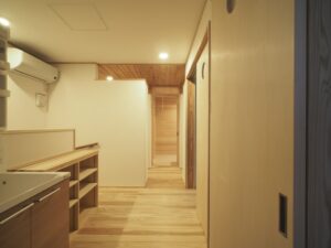 間仕切り壁の上部を開けて、エアコン1台で家中の温度差をなくす工夫