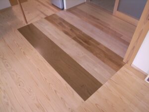 合板フローリングと無垢フローリングの経年美化の比較写真