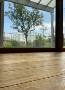 無垢フローリングについた小さな傷が経年変化で馴染んでいる様子