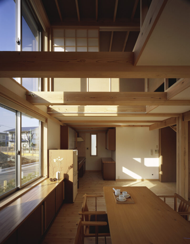 隣家からの視線を遮りつつ高窓から採光する北道路住宅のパッシブデザイン設計手法