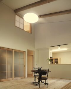 高い天井と高窓から光が入る明るい吹き抜けリビングの内観